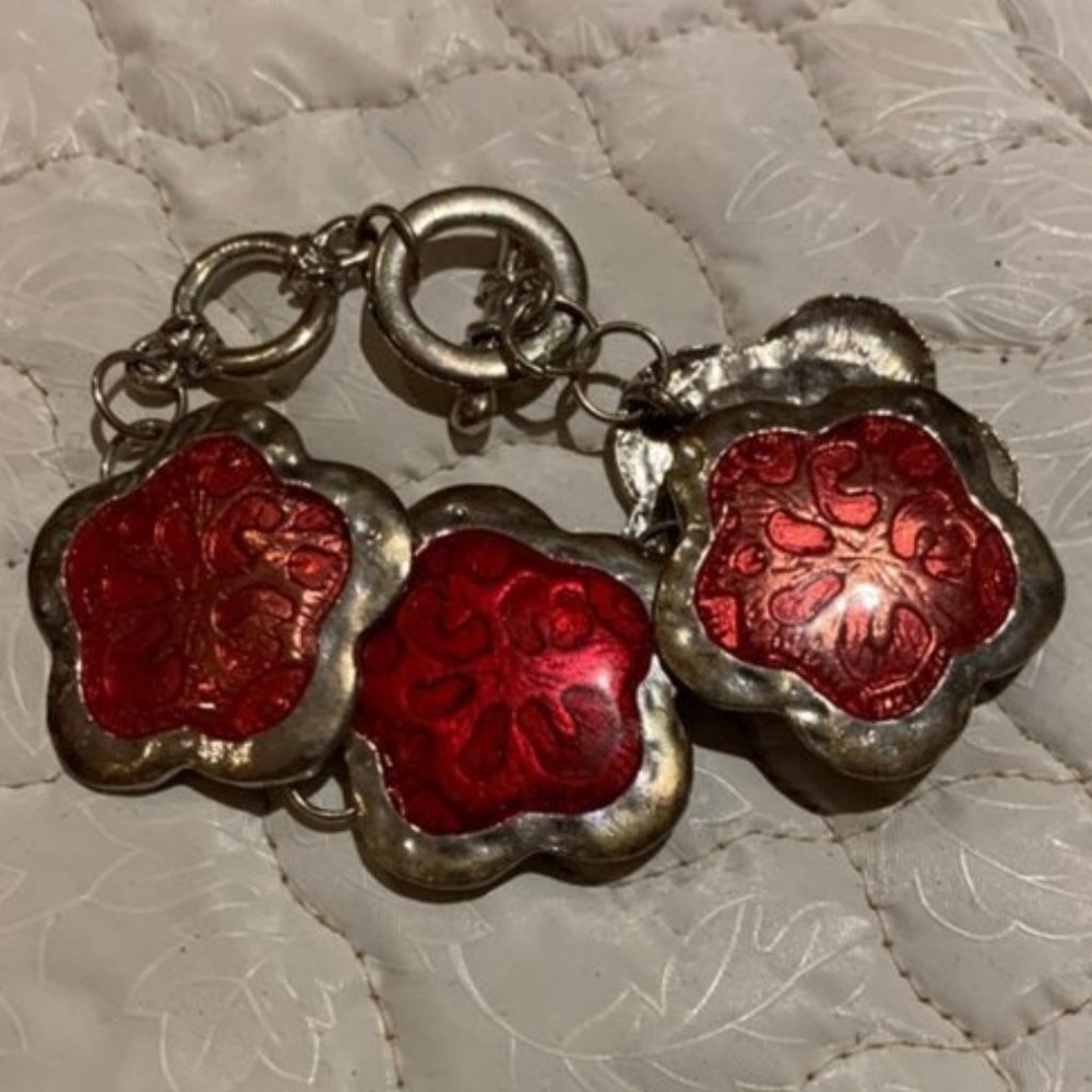 Fashion bracelet with floral motif